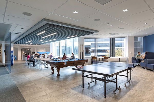 نمونه ای از طراحی اتاق بازی در فضای کار برای تقویت روحیه همکاری