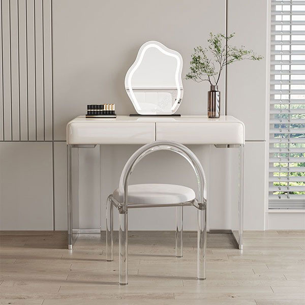 استفاده از صندلی های شفاف و شیشه ای در اتاق خواب کوچک