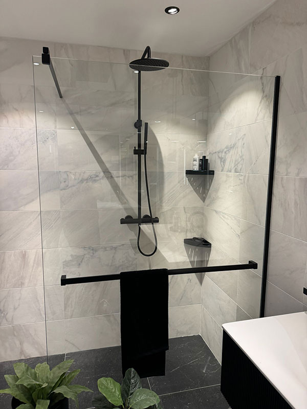 نمونه ای از تعویض دوش، شیشههای فریم لس و نور مخفی LED در بازسازی جزئی حمام باعث می شود فضا بازتر و مدرن تر دیده شود