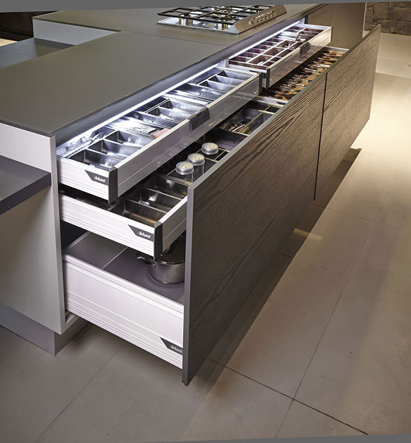 نمونه ای از نصب کشوهای سازماندهنده در آشپزخانه