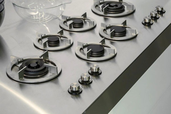 نمونه ای از گاز رومیزی توکار استیل در آشپزخانه