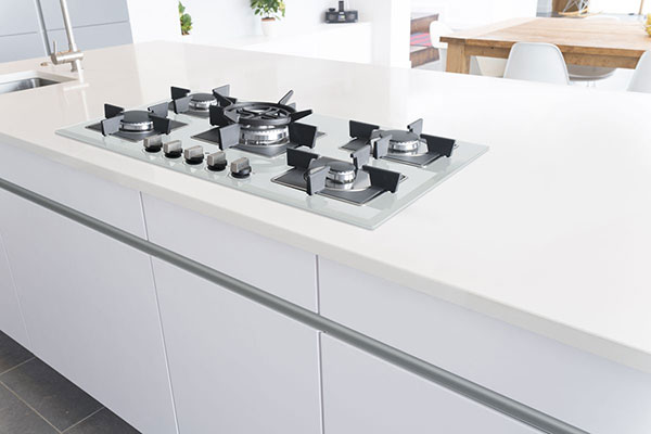 نمونهای از گاز رومیزی شیشهای در آشپزخانه