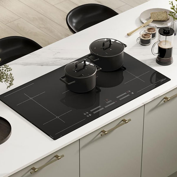 نمونهای از گاز رومیزی شیشهای القایی در آشپزخانه