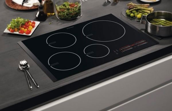 نمونهای از گاز رومیزی شیشهای القایی در آشپزخانه