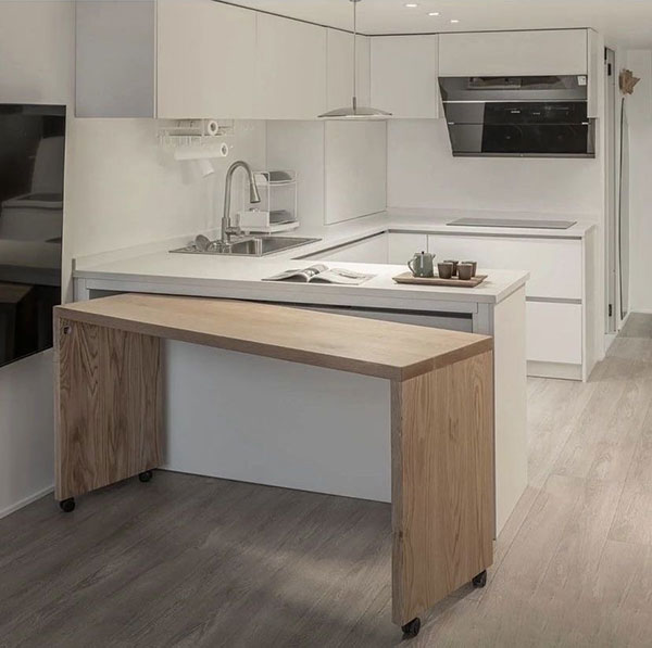 نمونه‌ای از شبه جزیره آشپزخانه که برای آشپزخانه‌های کوچک‌تر، به‌ویژه آن‌هایی که طرح L شکل دارند؛ یک میز جزیره متحرک که ضمن اتصال به کابینت‌های دیواری، قابلیت غذاخوری مناسبی را ارائه می‌دهد