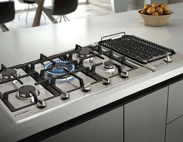 نمونهای از گاز رومیزی استیل در آشپزخانه