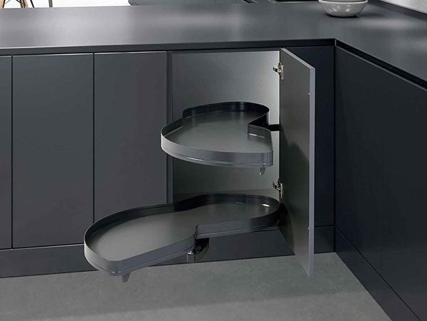 نمونه‌ای از  مجیک کرنر با سیستم‌ قفسه چرخان در کابینت آشپزخانه