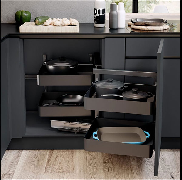 نمونه‌ای از استفاده مجیک کرنر که باعث حداکثر استفاده از فضای صعب‌العبور، سازماندهی ، زیبایی و افزایش کارایی آشپزخانه می‌شود